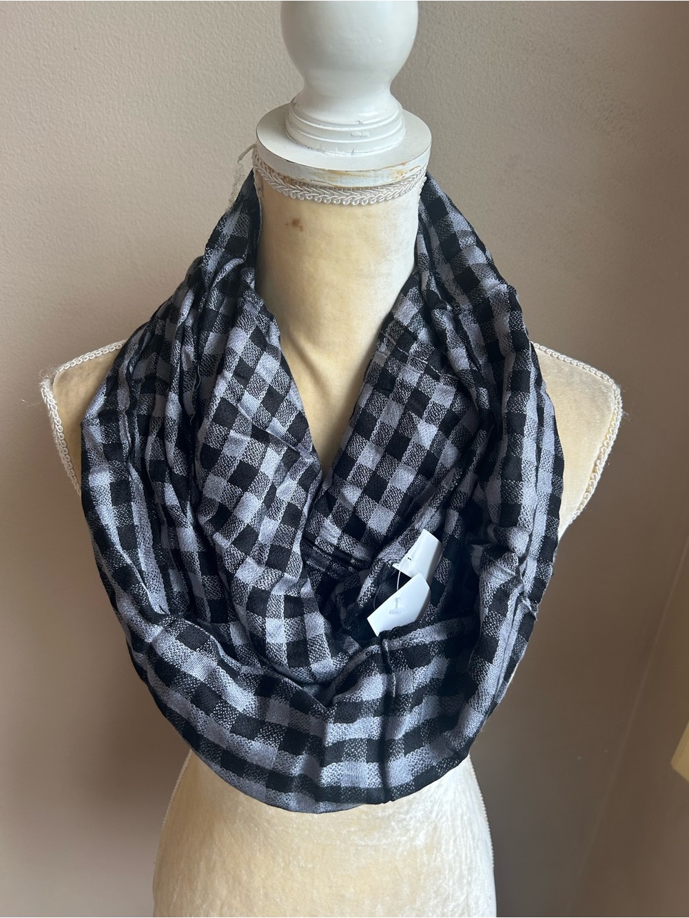 Rue 21 Womens Yarn Dyed Plaid Infinity Scarf Black Gray NWT Viscose 5001
